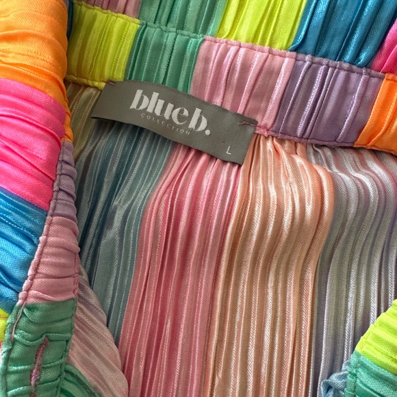 Colorful Striped Women's Shirt and Shorts Set - Picture 7 of 9